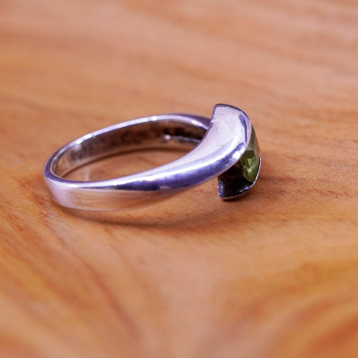 Size 8, vintage Sterling 925 silver handmade ring with square peridot