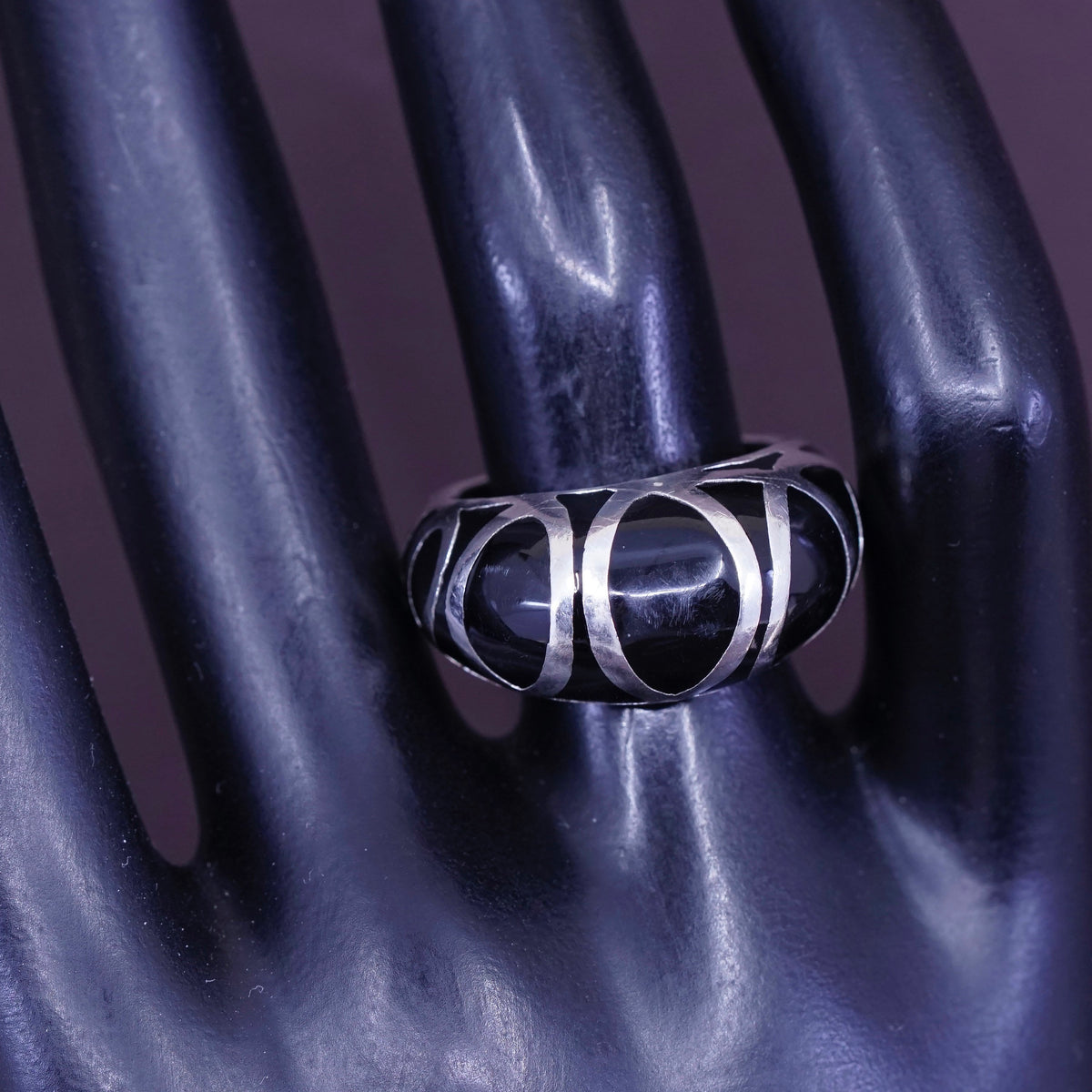 Size 8.25, vtg sterling 925 silver handmade cocktail band ring w/ black enamel