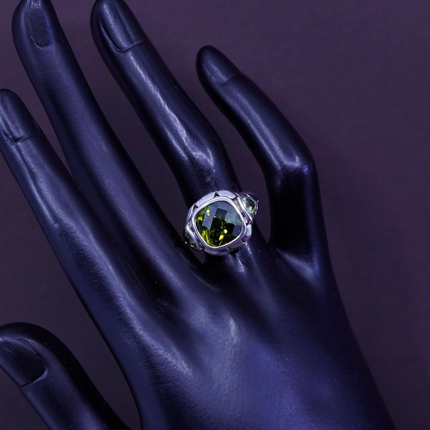 Size 6, vintage Sterling 925 silver handmade ring with square peridot N pebble