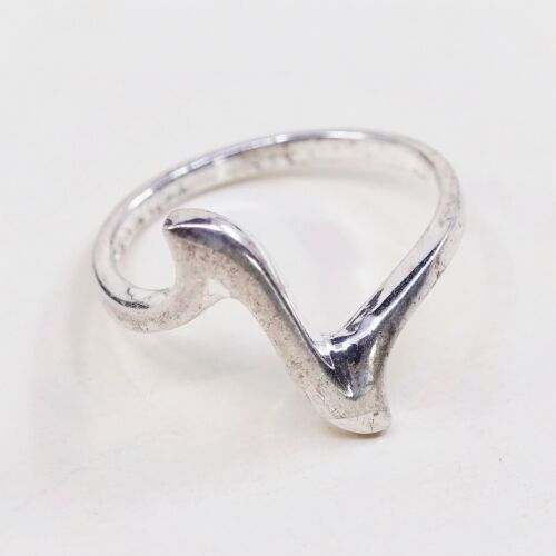 Size 8, vintage Sterling silver handmade ring, solid 925 silver Heart beat Band