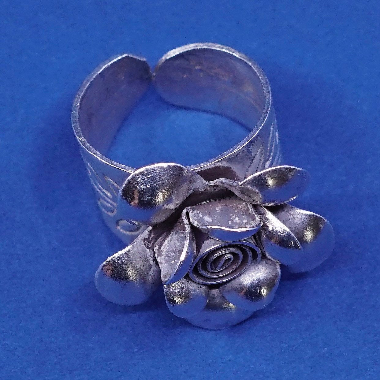 Size 7.5, vtg Sterling silver handmade ring, 925 3D flower ring w/ leaves