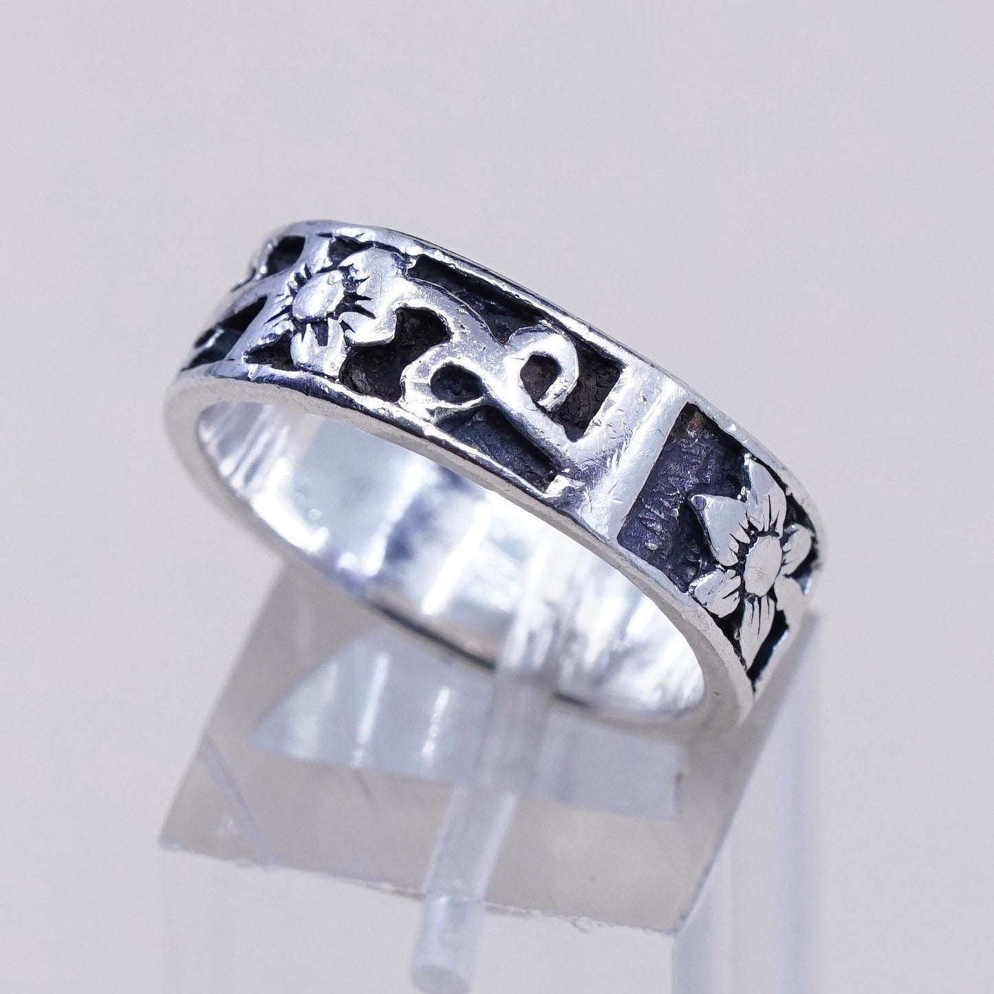 Size 8, Vintage sterling silver handmade ring, 925 band with flower