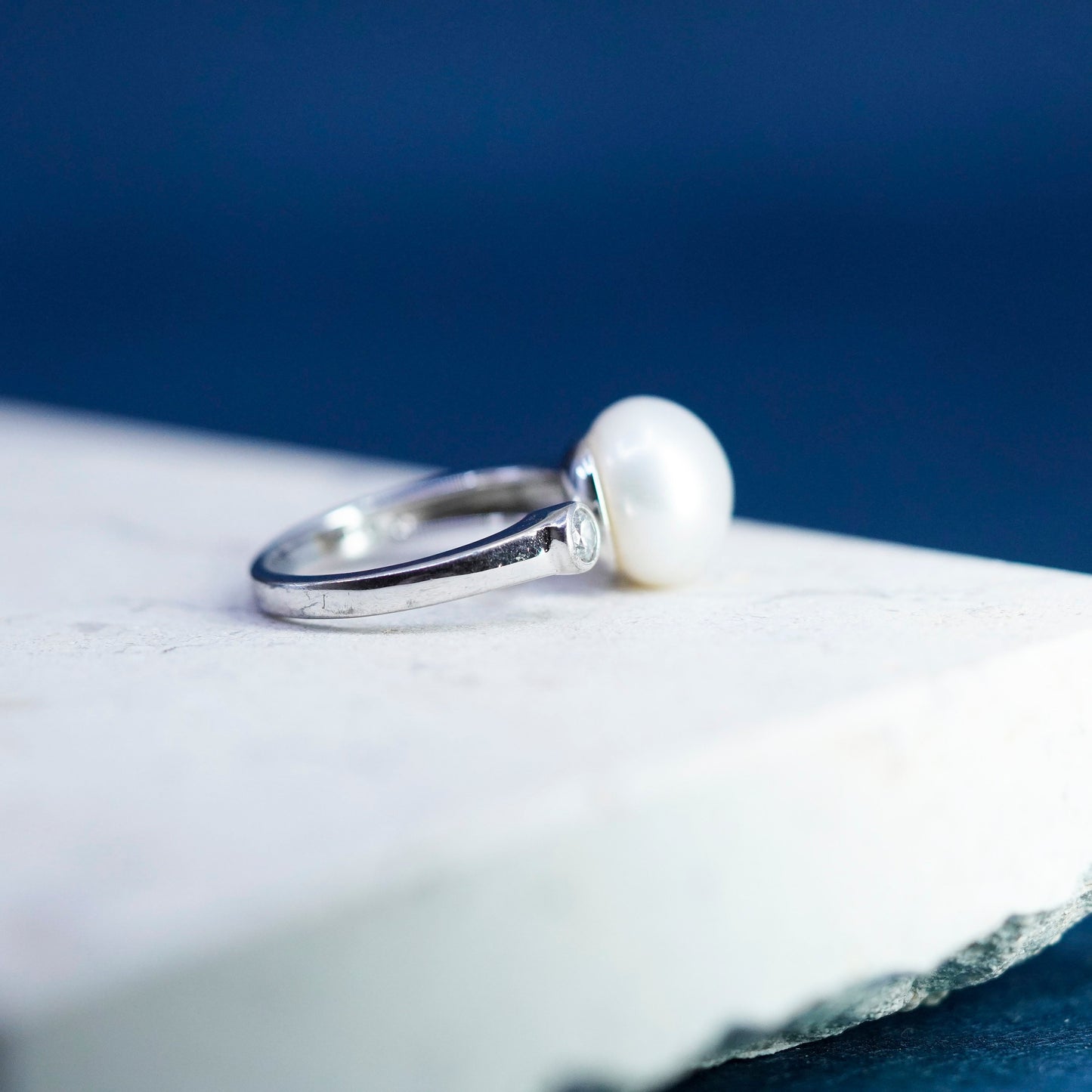 Size 5.75, vintage sterling 925 silver statement ring band with pearl and cz