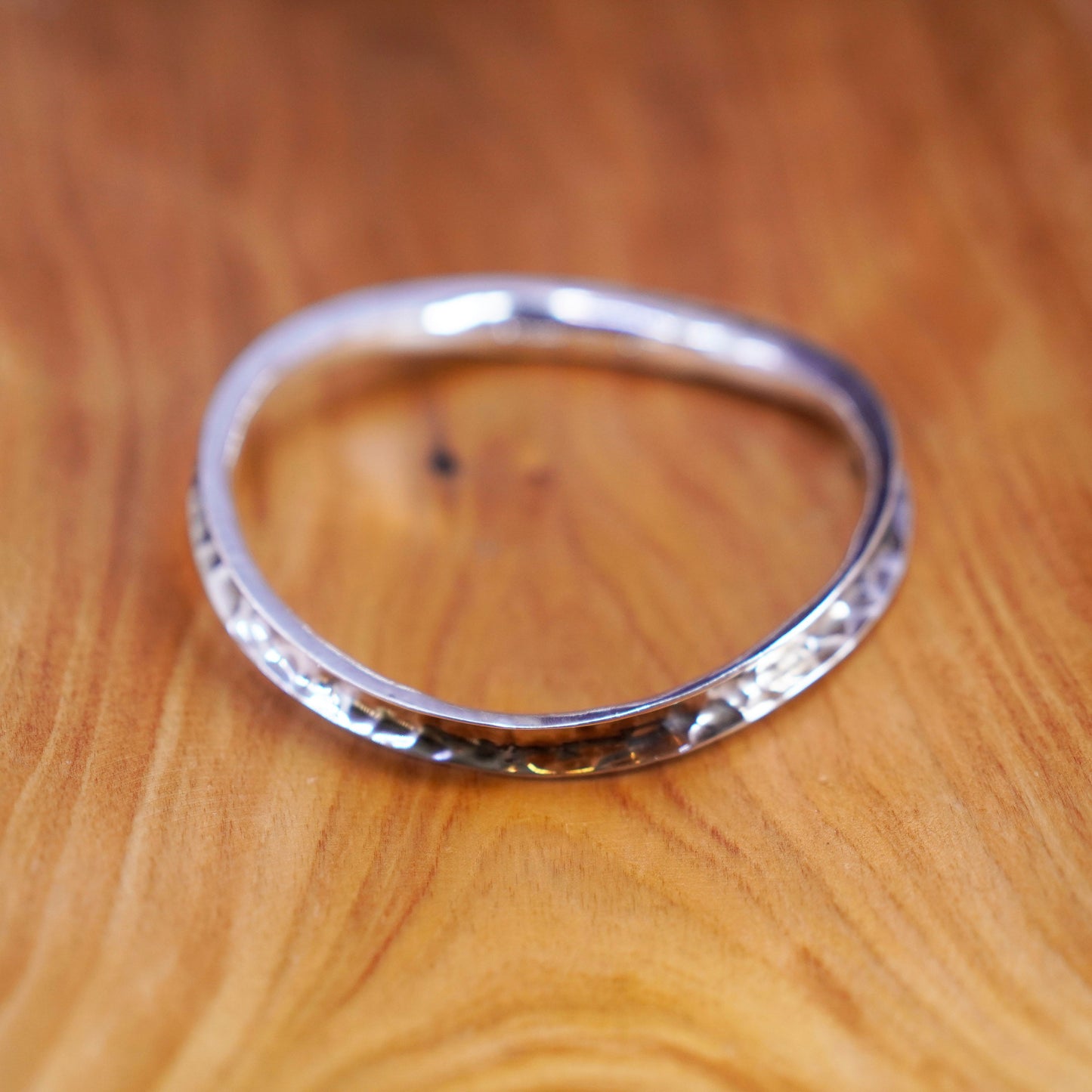8.5”, vtg Native American Sterling silver bracelet, hammered 925 horn bangle