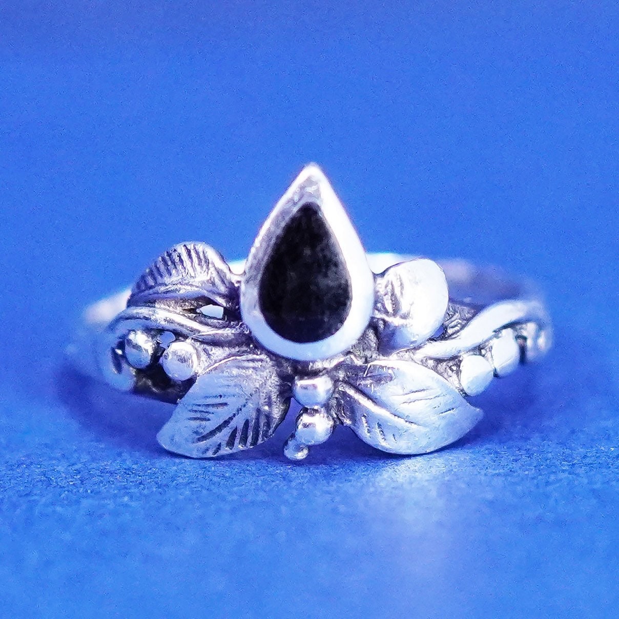Size 4, vintage Sterling 925 silver handmade ring with onyx and leaves