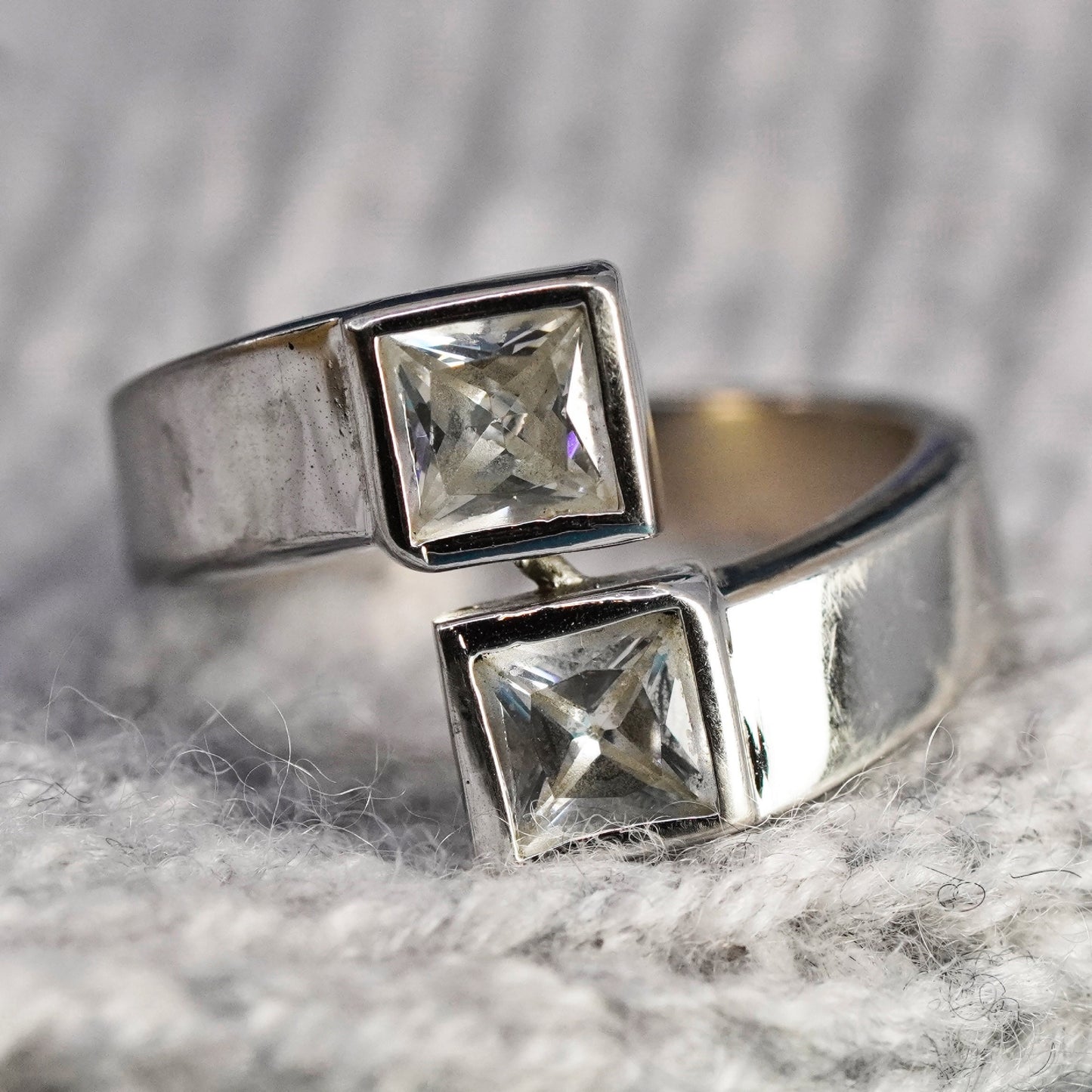 Size 7.25, vintage Sterling 925 silver band ring with square cz details