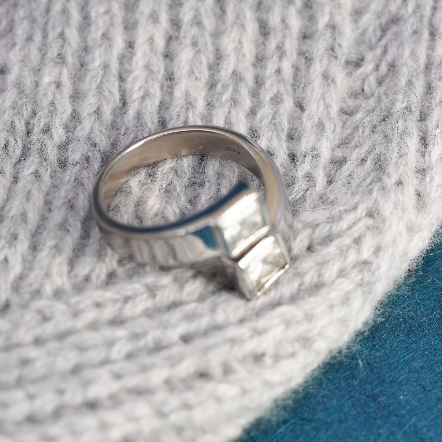 Size 7.25, vintage Sterling 925 silver band ring with square cz details
