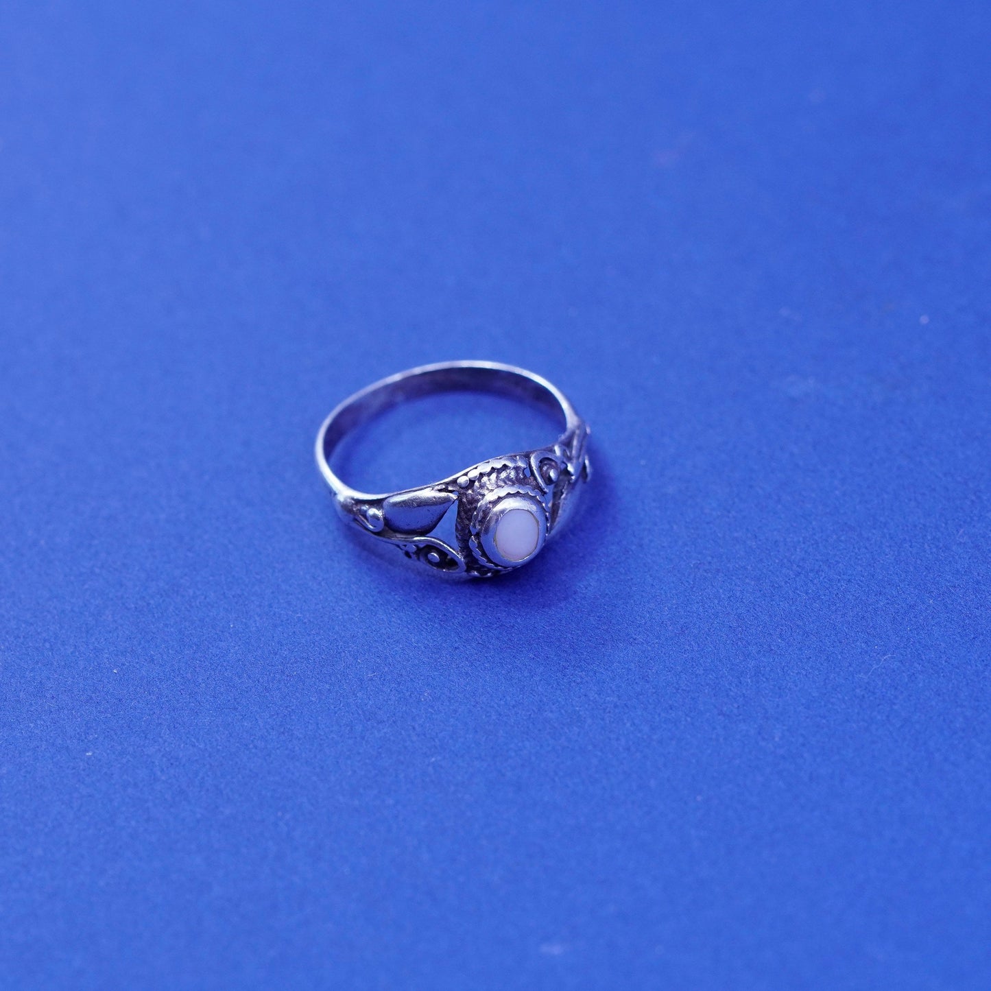 Size 7, vintage sterling 925 silver handmade ring with mother of pearl