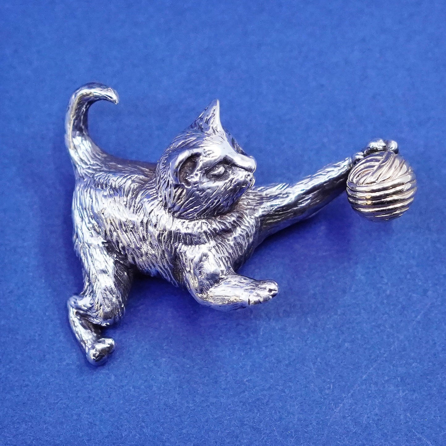 FG Sterling 925 silver handmade cat kitty play pin brooch 14K Gold yarn ball