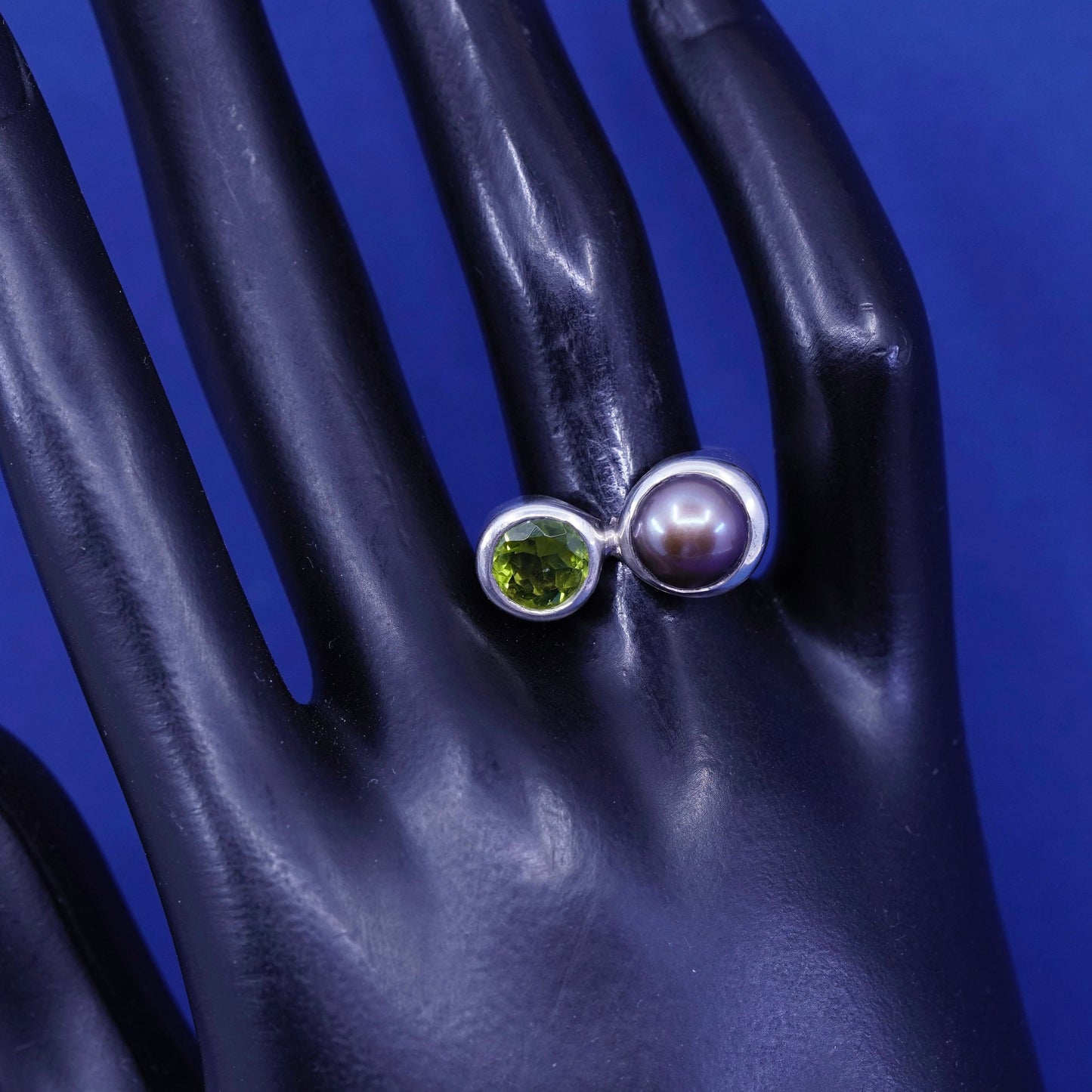 Size 7.5, vtg sterling silver handmade ring, 925 band with pearl and peridot