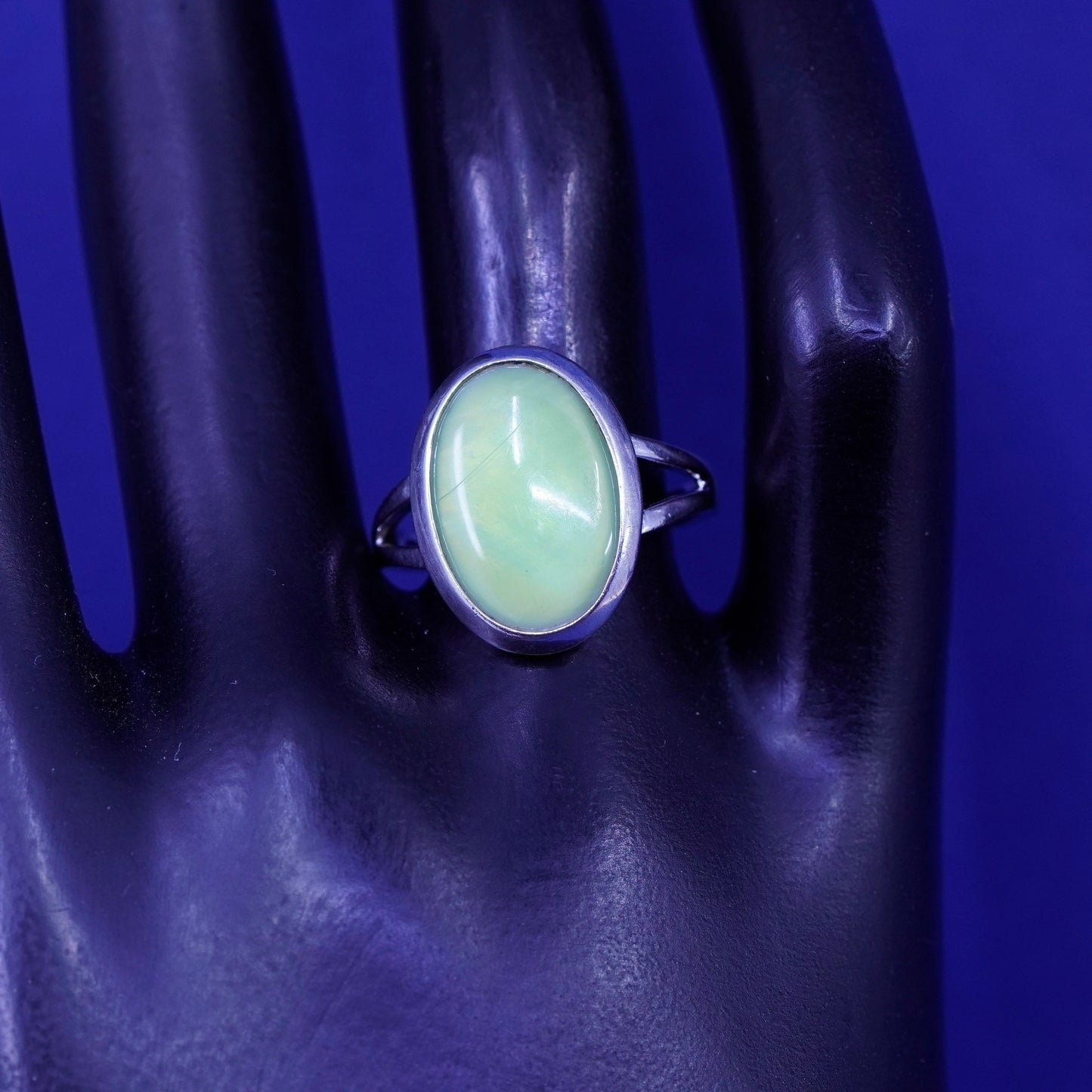 Size 8, vintage Sterling 925 silver handmade ring with green mother of pearl