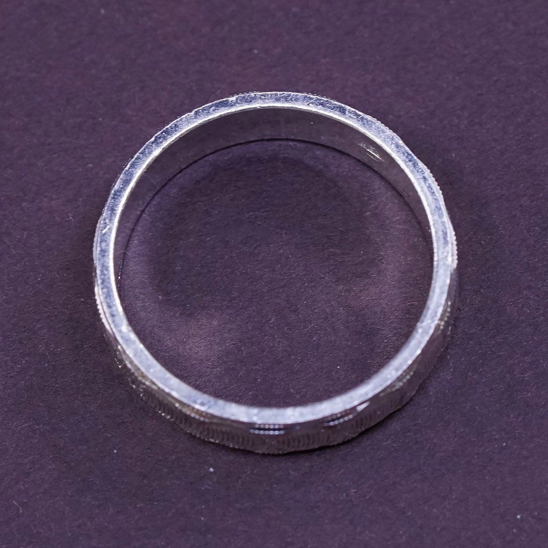 sz 7.75, vtg Sterling silver handmade ring, 925 band w/ circle pattern
