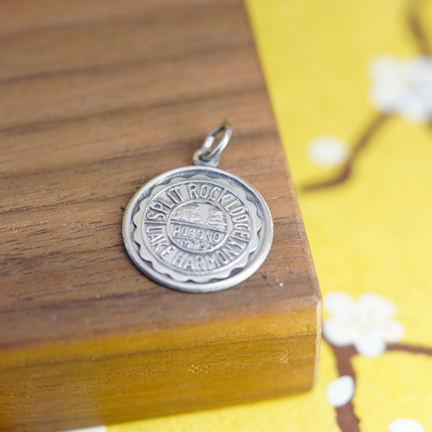 Vintage Sterling silver pendant, 925 tag engrave “split rock lodge lake harmony