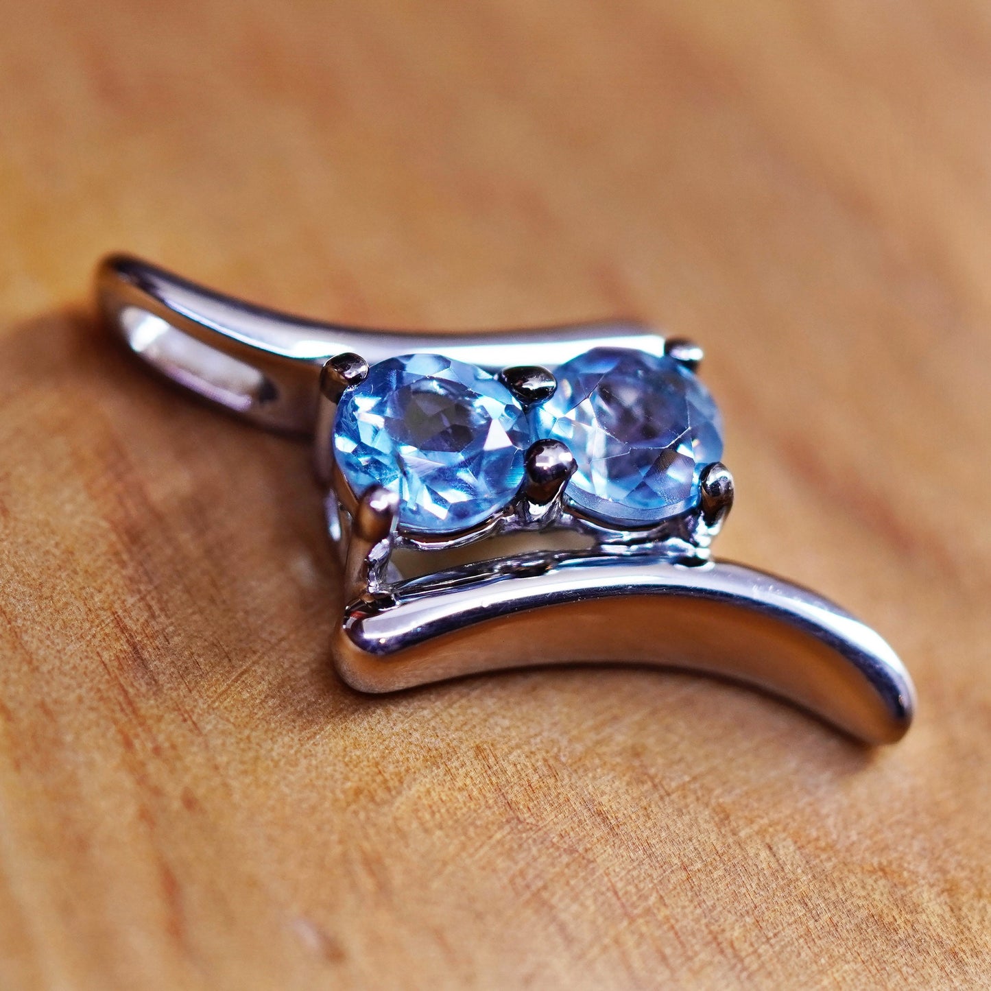 Vintage Sterling 925 silver wavy pendant with blue topaz