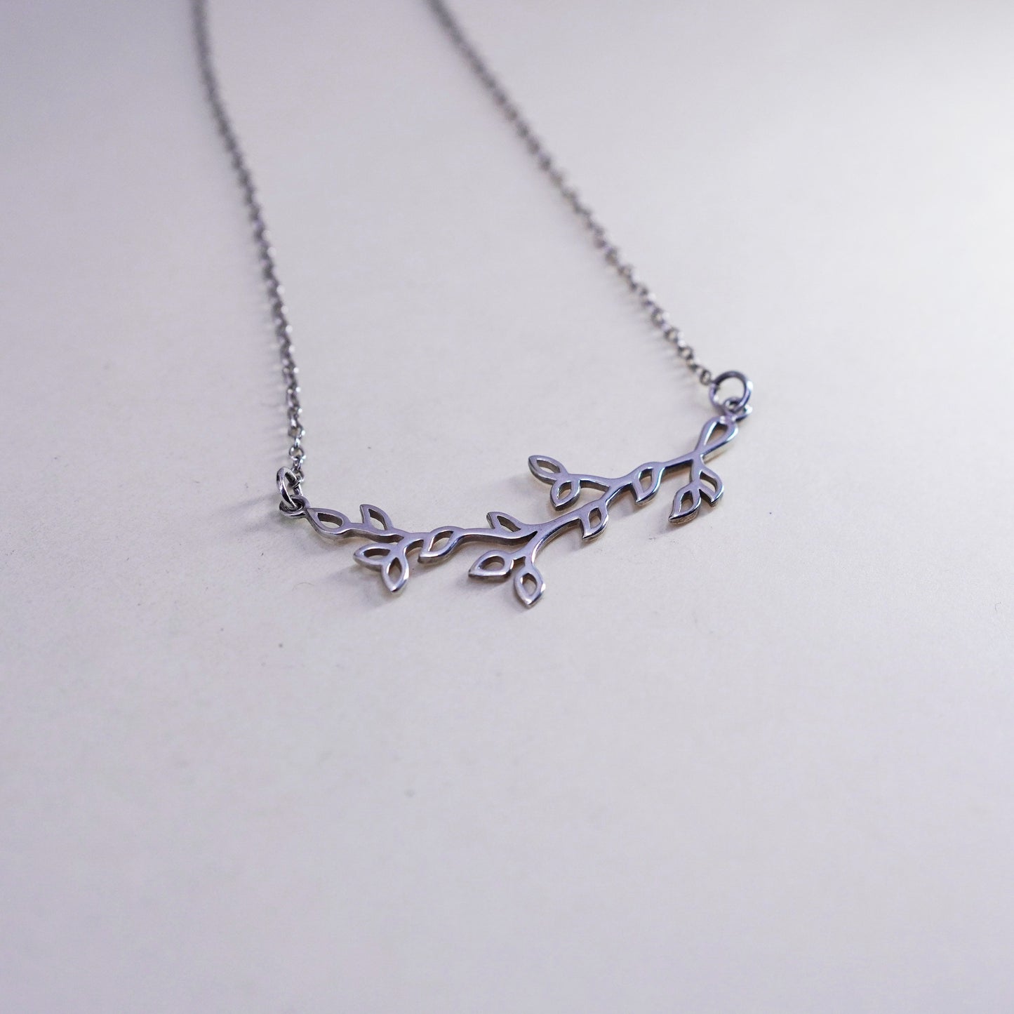 16”, Vintage sterling silver circle chain with leafy vine pendant