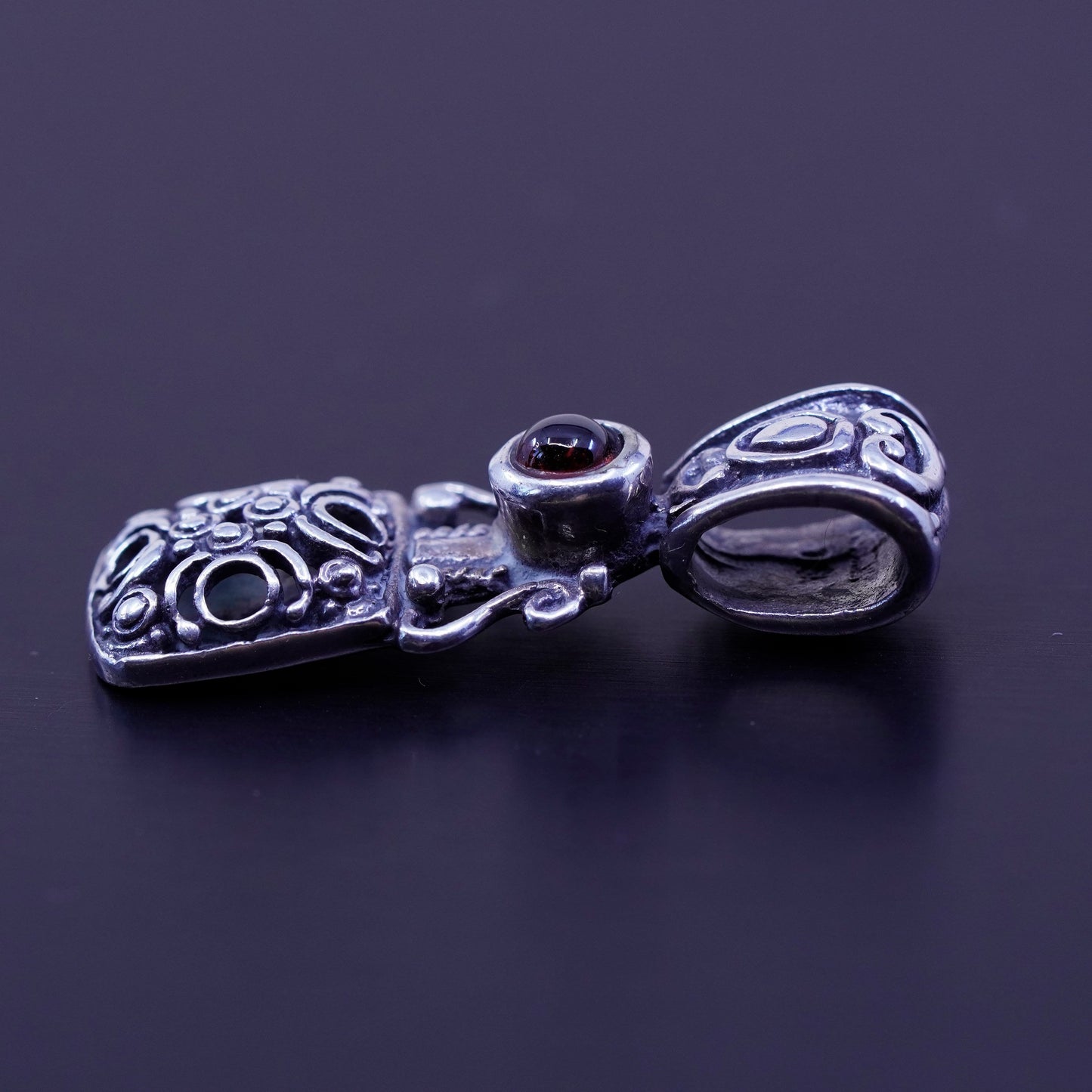 Vintage sterling 925 silver textured pendant with garnet