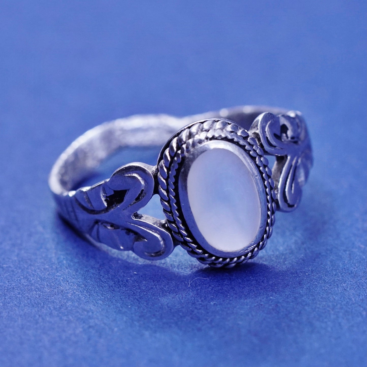 Size 7.5, vintage sterling 925 silver handmade ring with mother of pearl