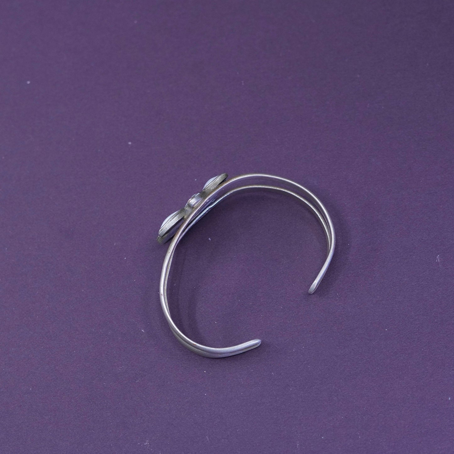 5.5”, vtg mexico alpaca silver handmade bracelet with mother of pearl flower