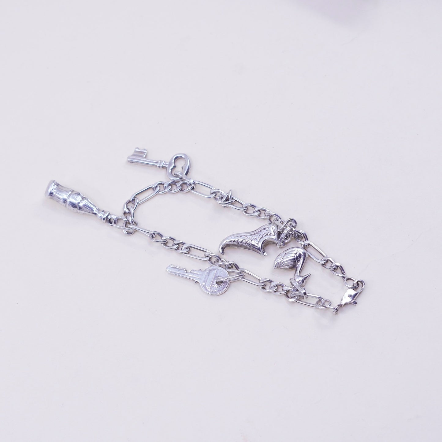 6.75”, beau sterling 950 silver figaro chain bracelet Shoe key coke swan charms