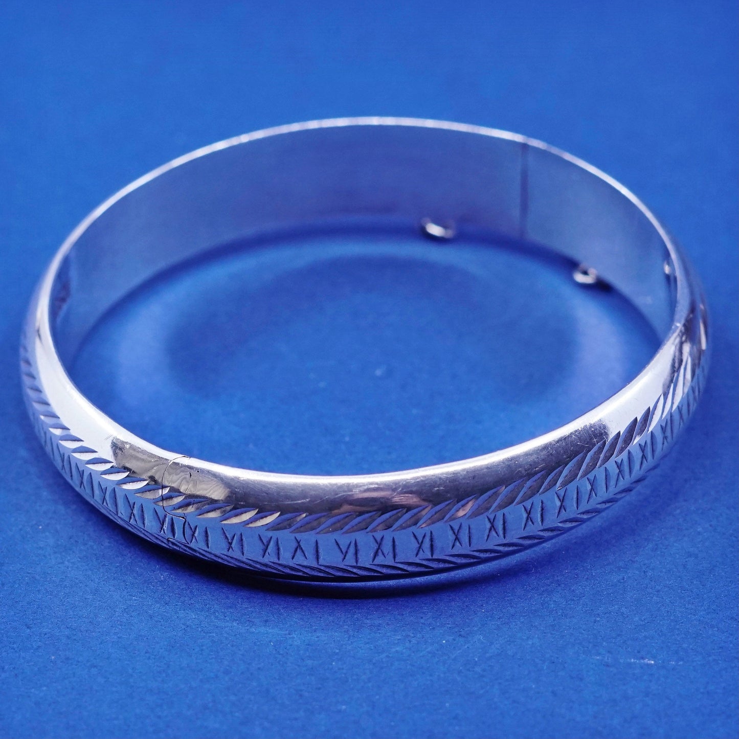 7”, vintage sterling silver handmade bracelet, 925 hinged ribbed textured bangle with secure chain, stamped ND 925