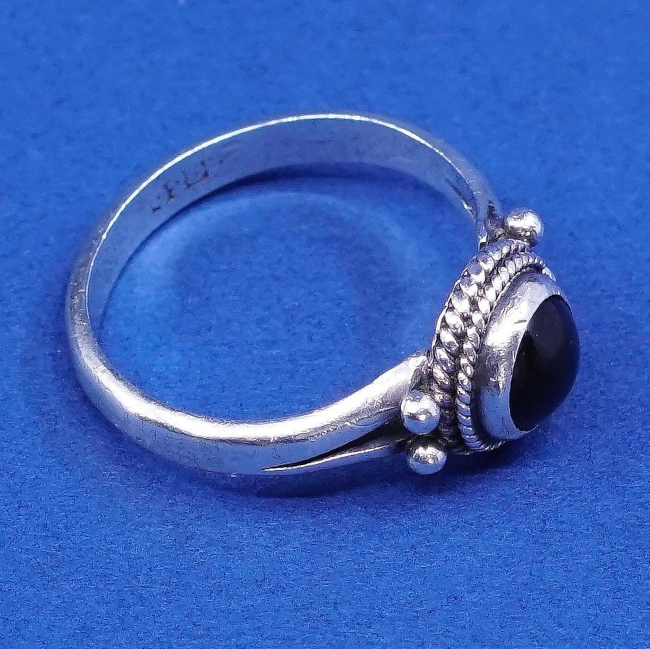 Size 8.5, vtg Sterling silver handmade ring, 925 w/ onyx N beads