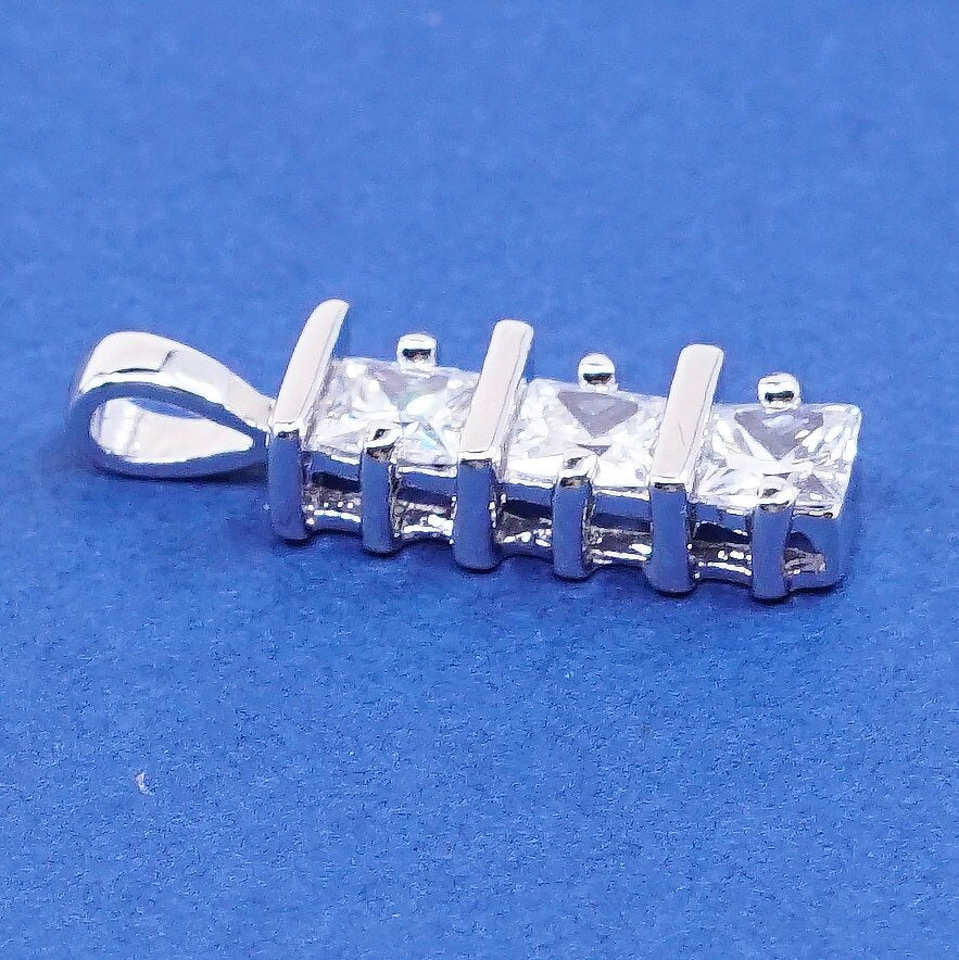 0.75”, vtg Sterling silver handmade pendant, 925 w/ crystal