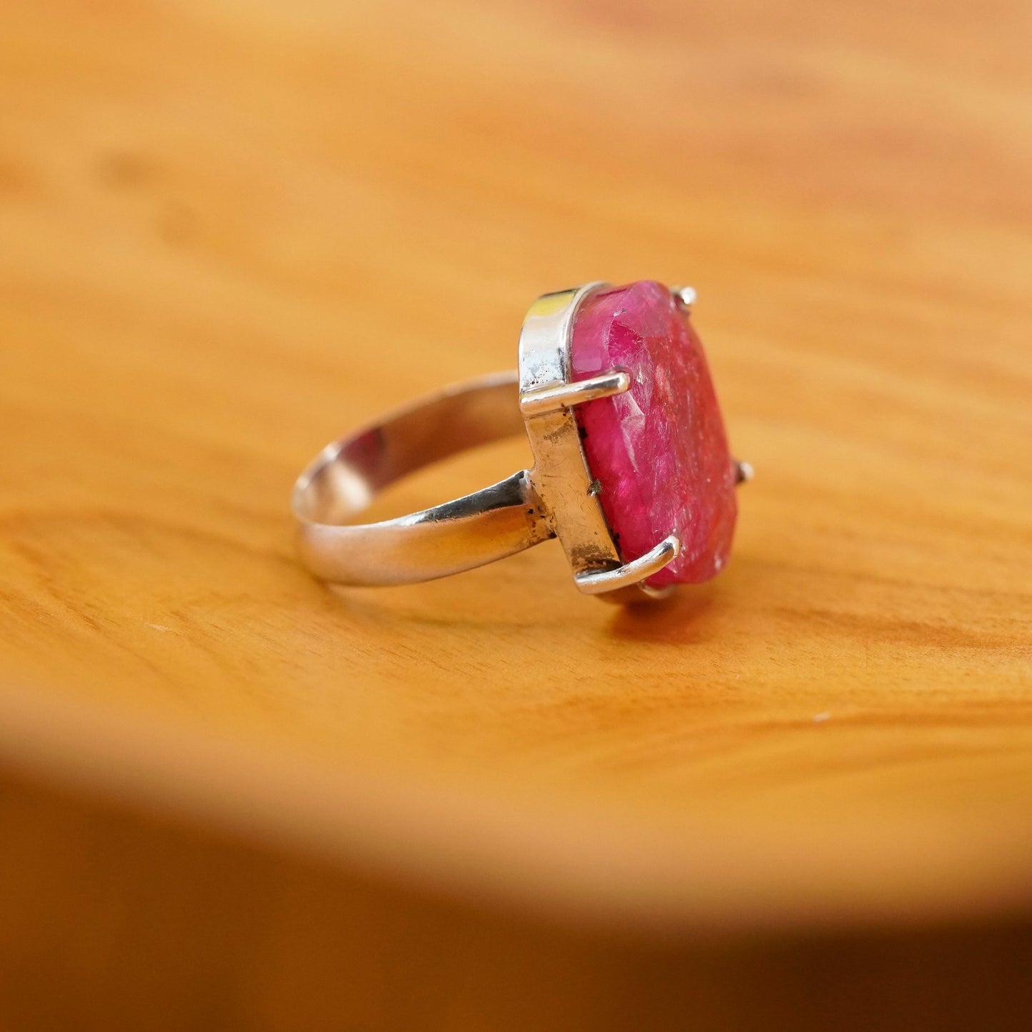 Size 6.25. vintage Sterling 925 silver ring with oval Indian ruby