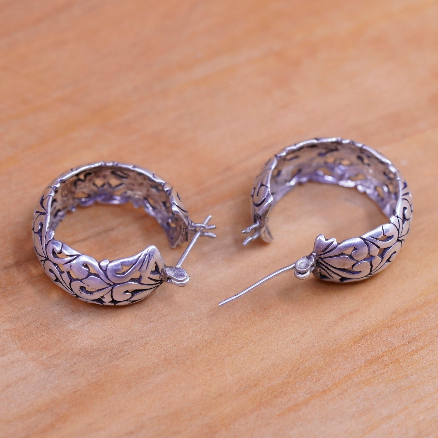 0.75”, vintage Jezlaine Sterling silver filigree hoop earrings, 925 huggie