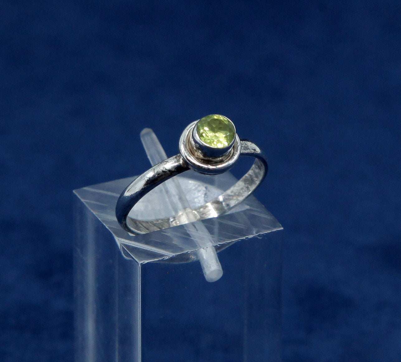 sz 5.25, vtg Sterling silver handmade ring, 925 stackable ring w/ peridot