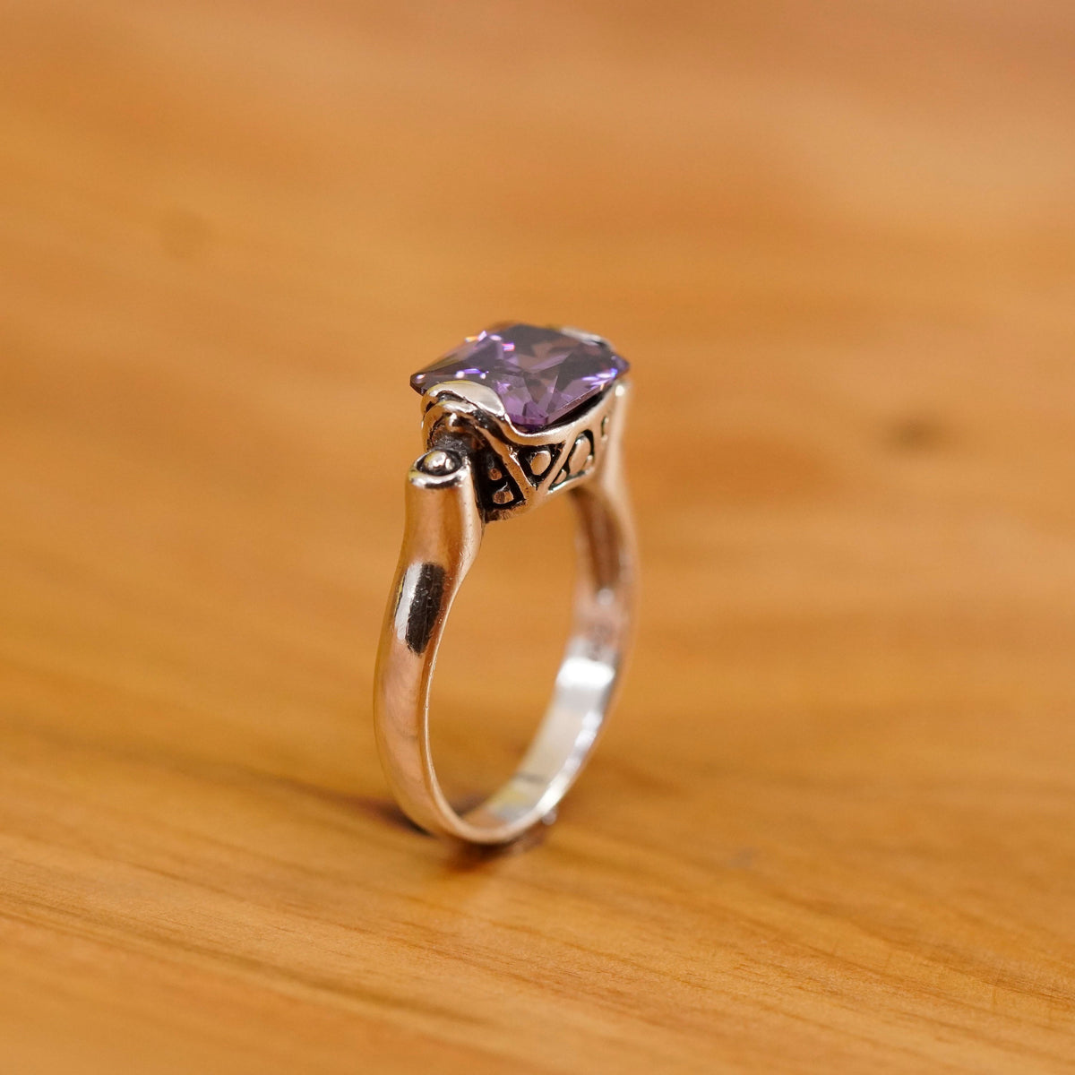 Size 8, vintage Sterling 925 silver handmade ring with mega shiny amethyst
