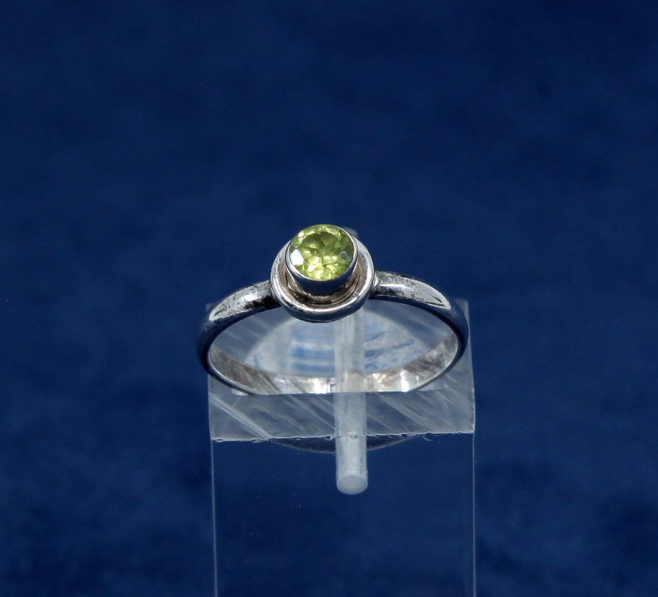 sz 5.25, vtg Sterling silver handmade ring, 925 stackable ring w/ peridot