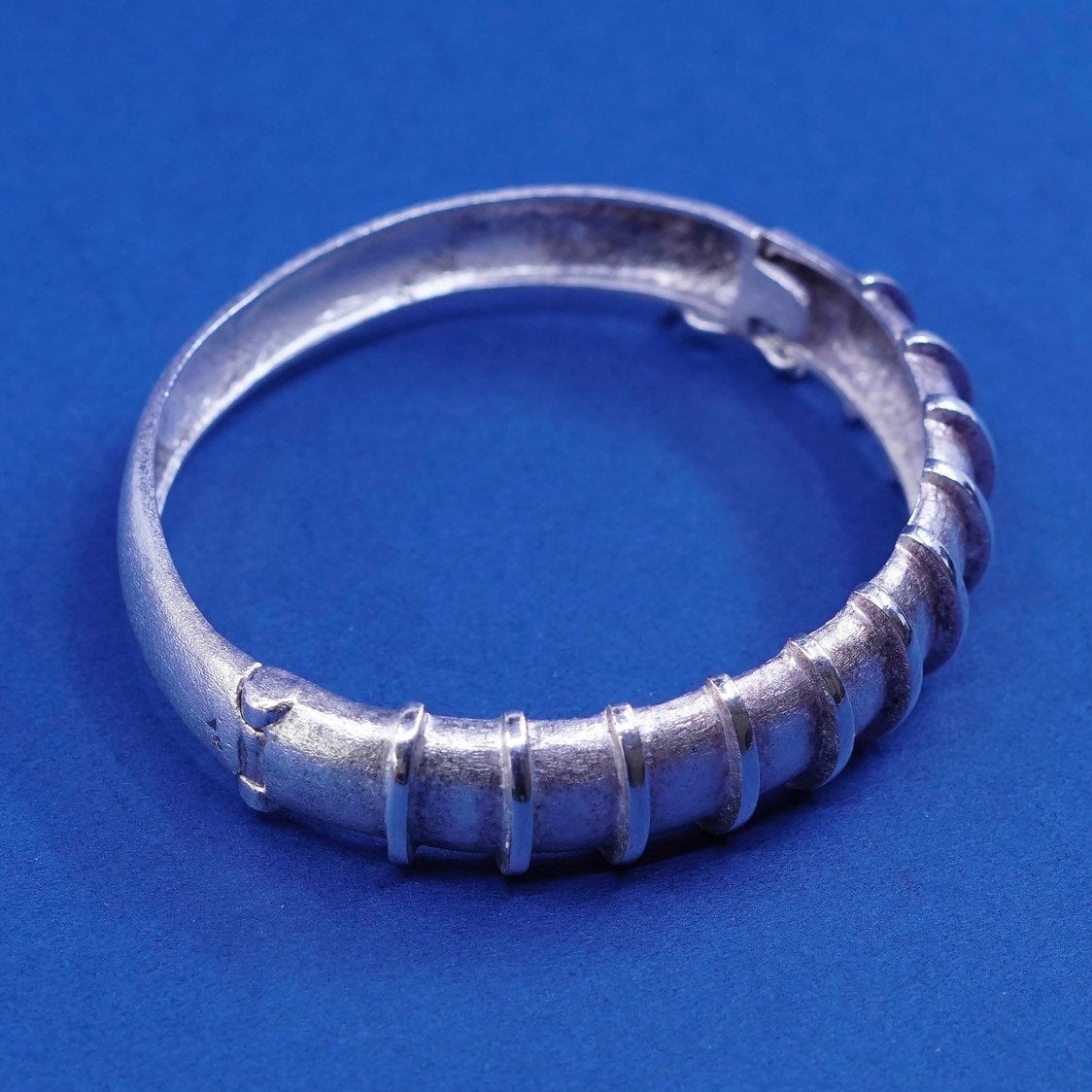 6.75", vtg sterling silver handmade bracelet, ribbed textured 925 hinged bangle