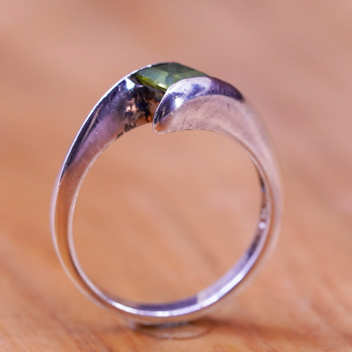 Size 8, vintage Sterling 925 silver handmade ring with square peridot