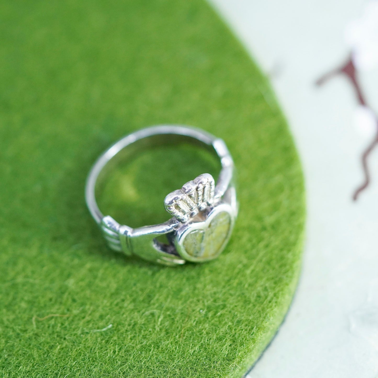 Size 9, VTG sterling 925 silver claddagh ring, holding connemara marble heart