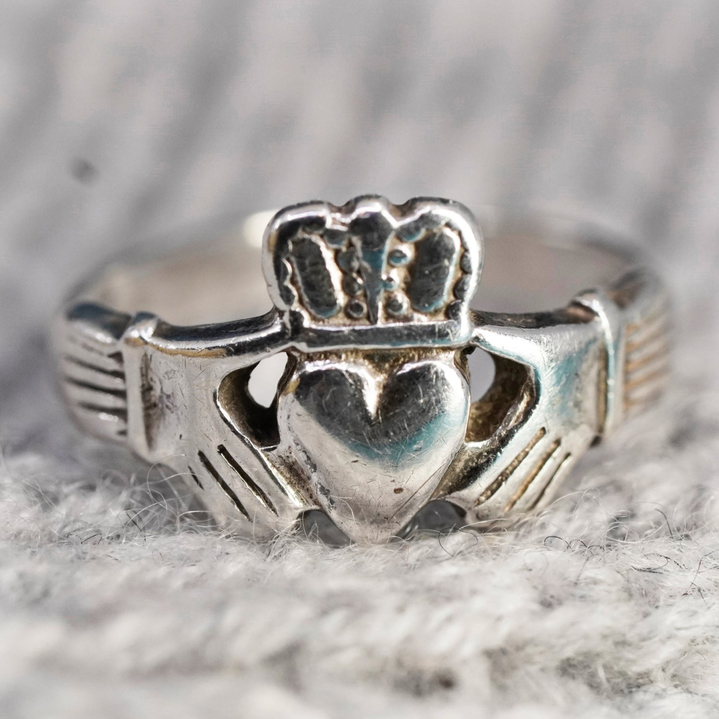 Size 4.25, Vintage sterling silver claddagh ring, holding heart 925 band