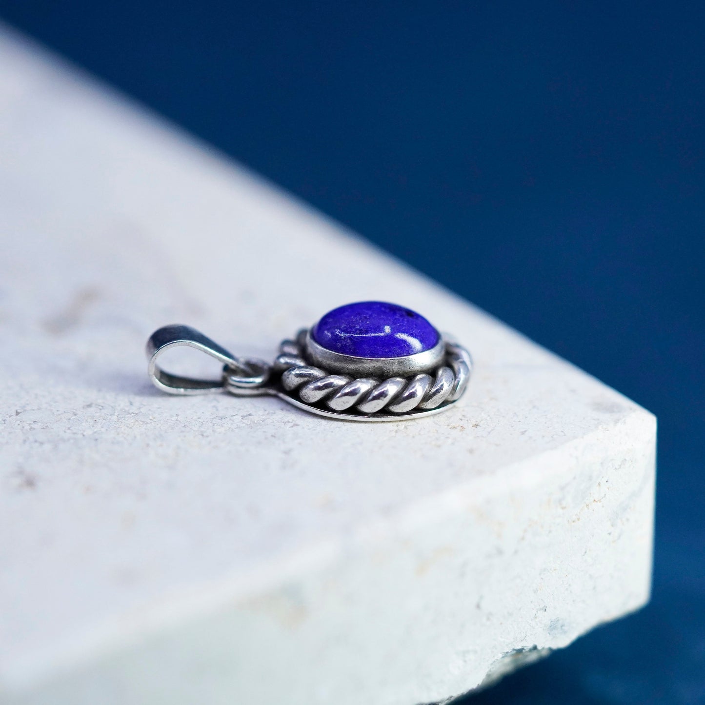 Vintage sterling 925 silver handmade pendant with oval lapis lazuli