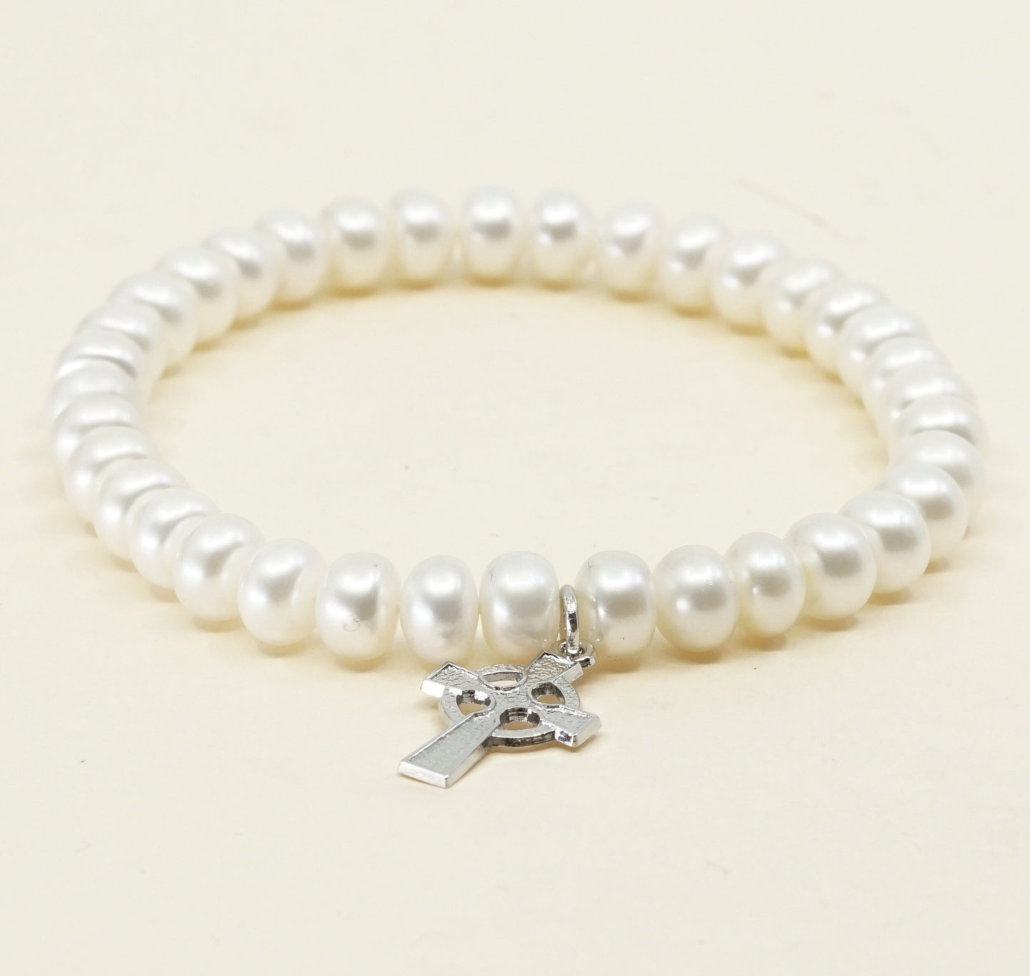 7", VTG handmade bracelet, pearl beads w/ elastic band and 925 cross charm