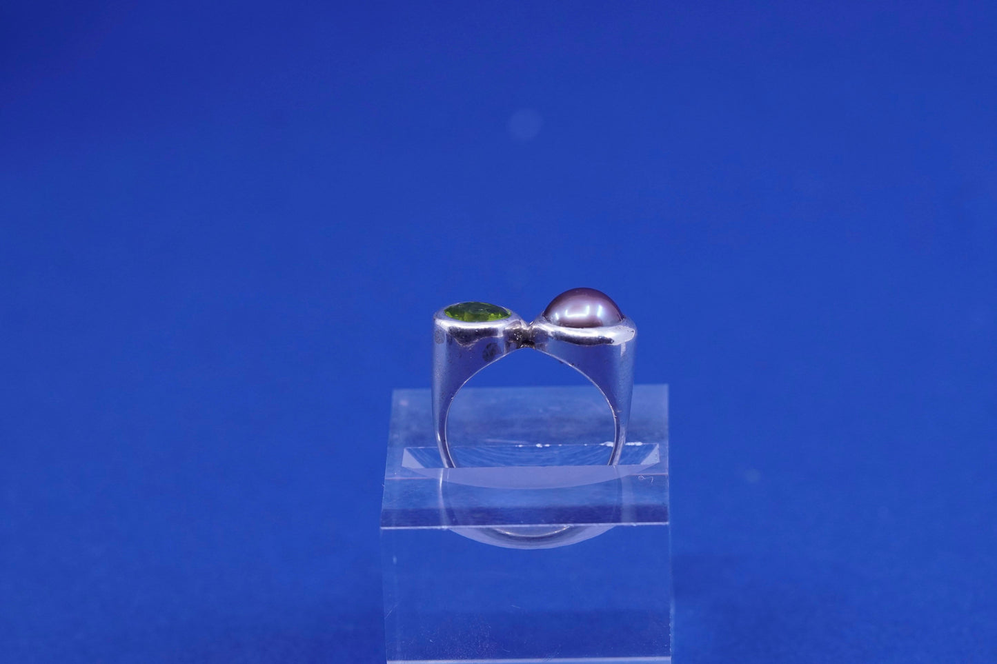 Size 7.5, vtg sterling silver handmade ring, 925 band with pearl and peridot
