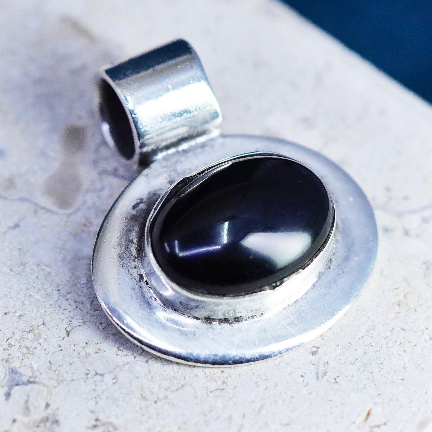Vintage Sterling 925 silver handmade pendant with oval shaped onyx
