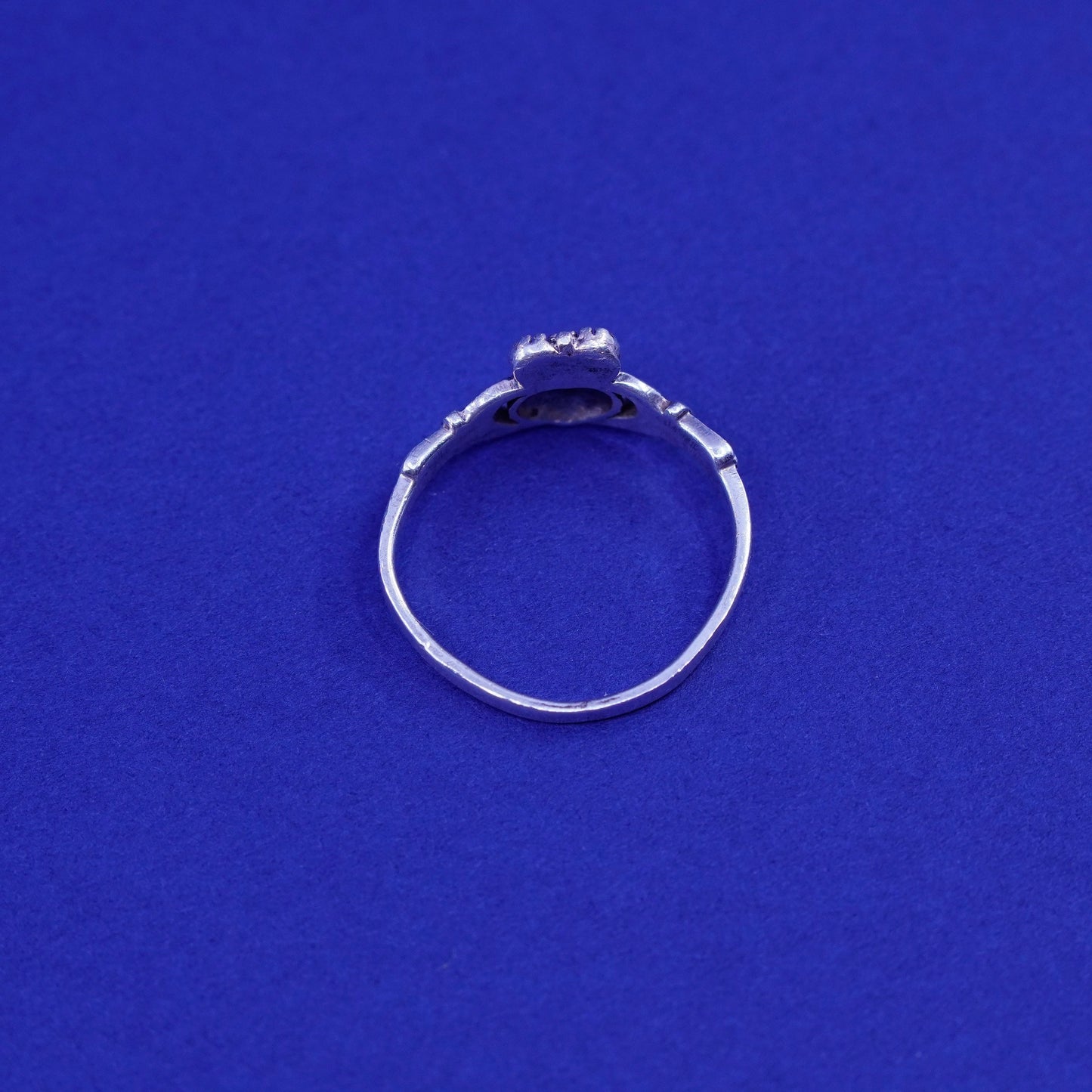 Size 5.5, Vintage sterling silver claddagh ring, holding heart 925 band