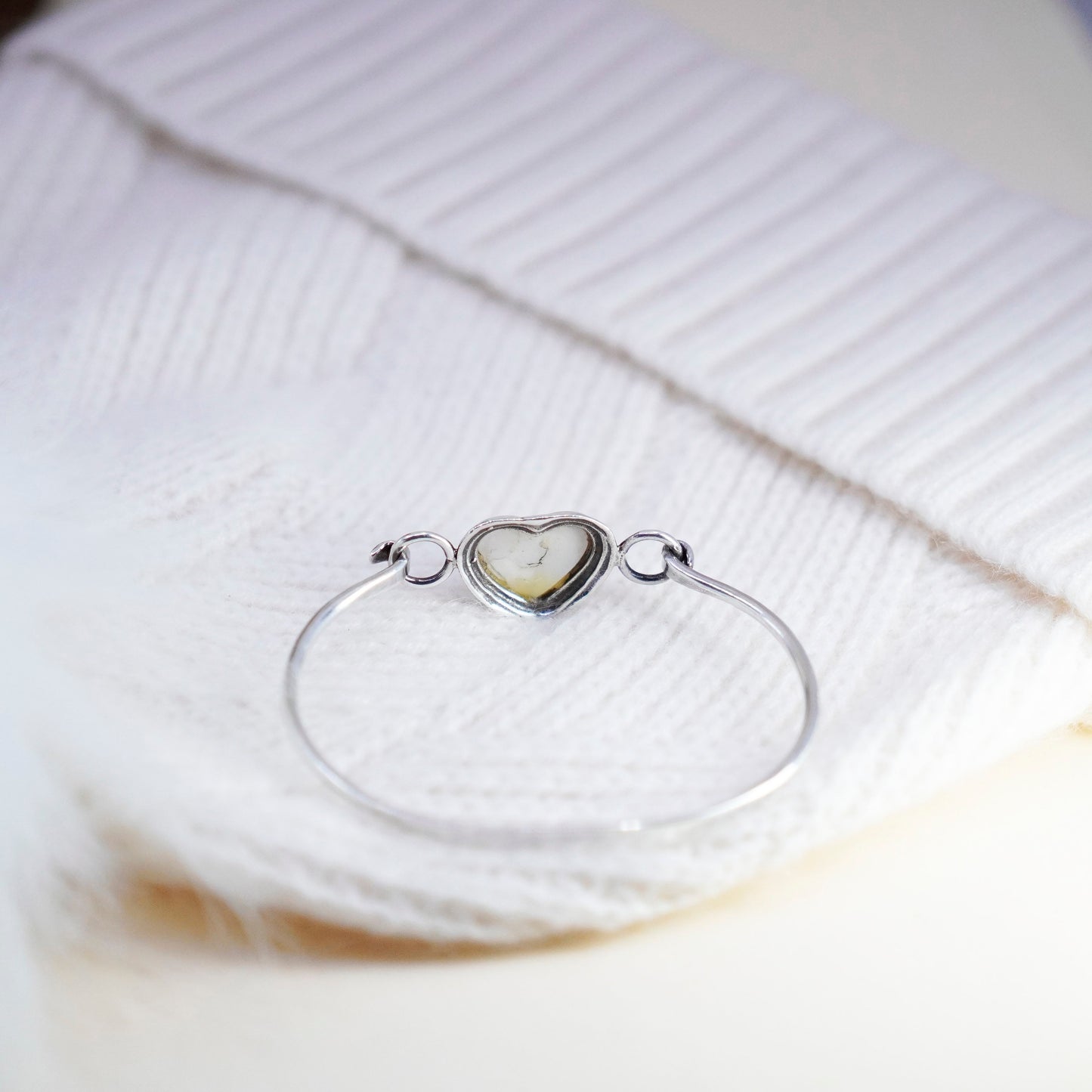 7”, Vintage sterling 925 silver hinged bangle bracelet with heart moonstone