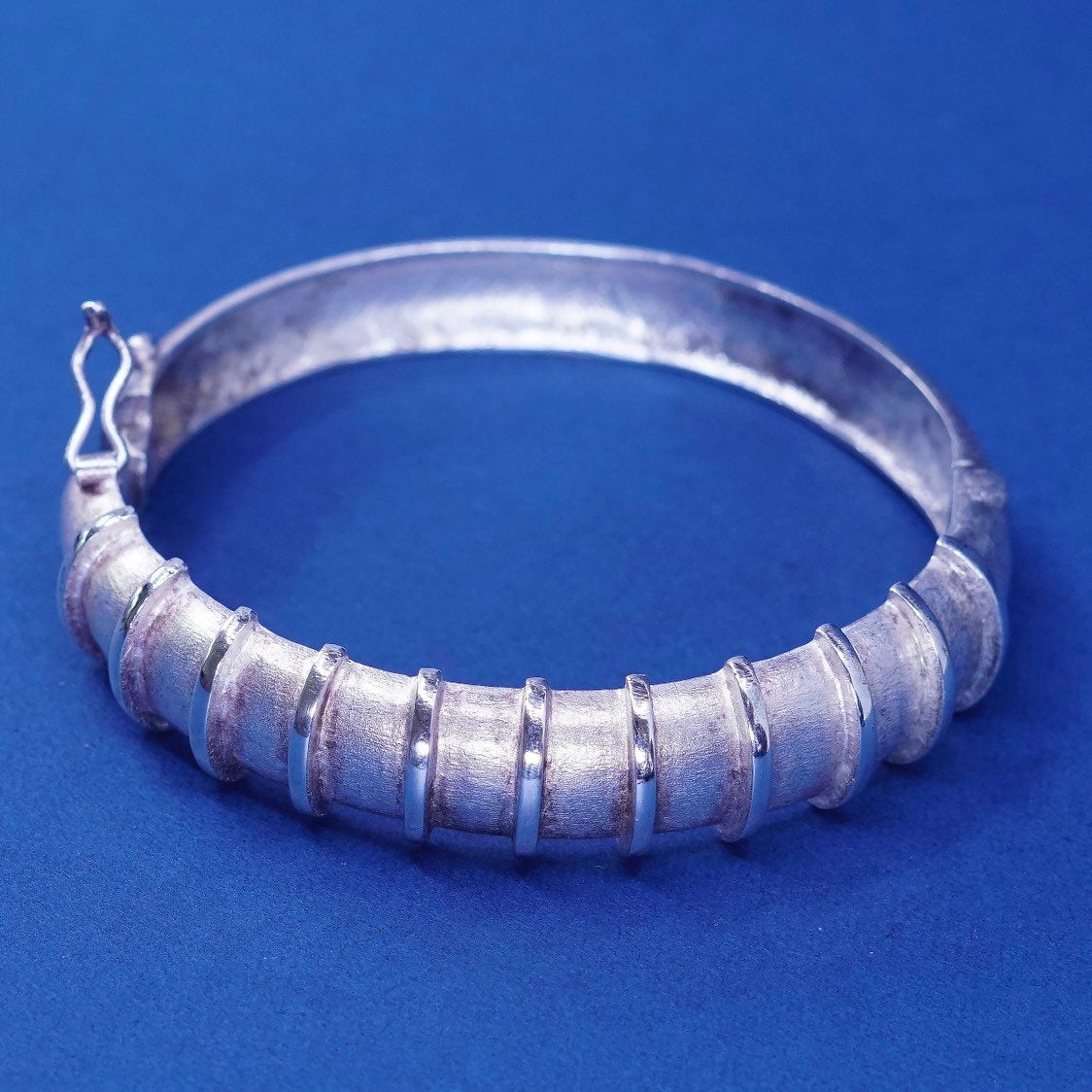 6.75", vtg sterling silver handmade bracelet, ribbed textured 925 hinged bangle
