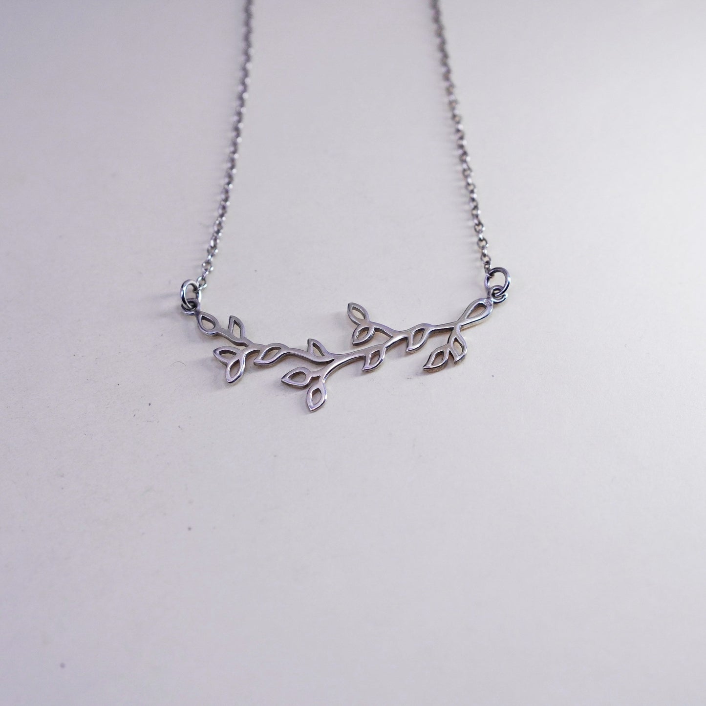 16”, Vintage sterling silver circle chain with leafy vine pendant