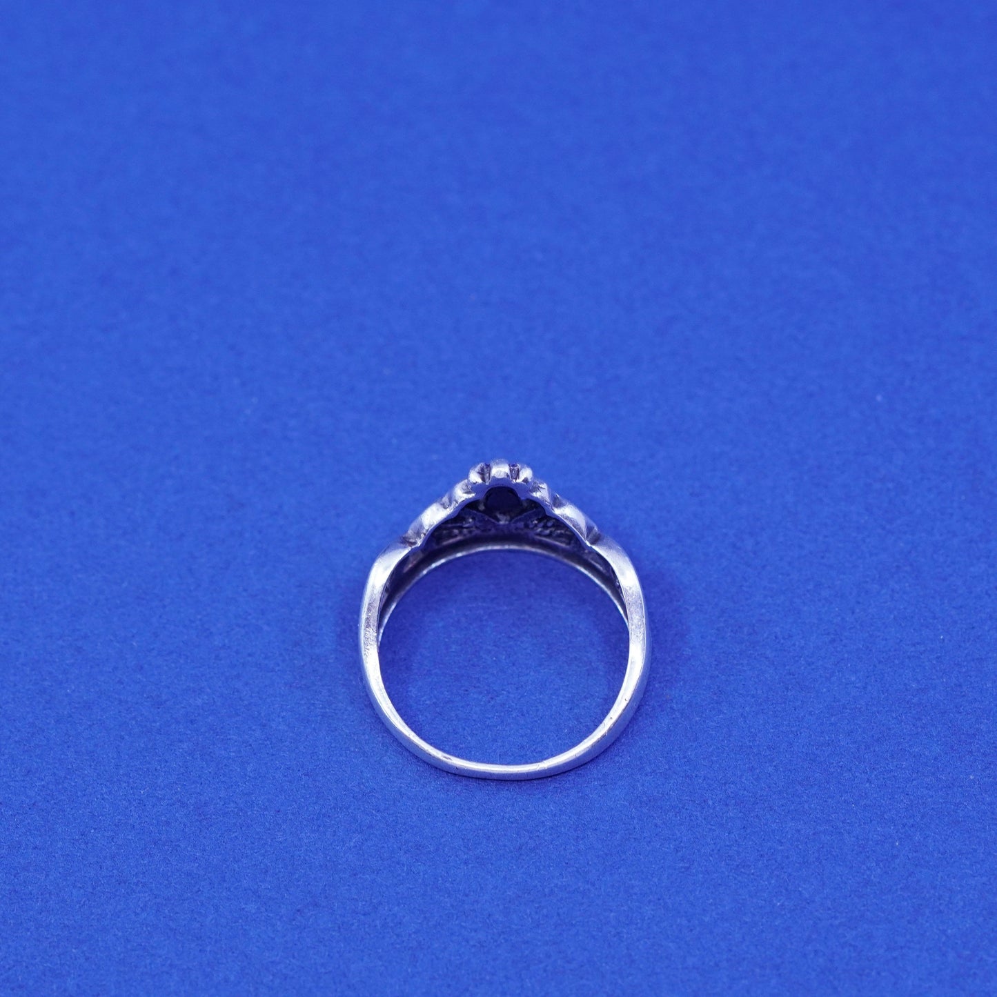 Size 5.5, vtg sterling silver claddagh ring, holding heart 925 filigree band