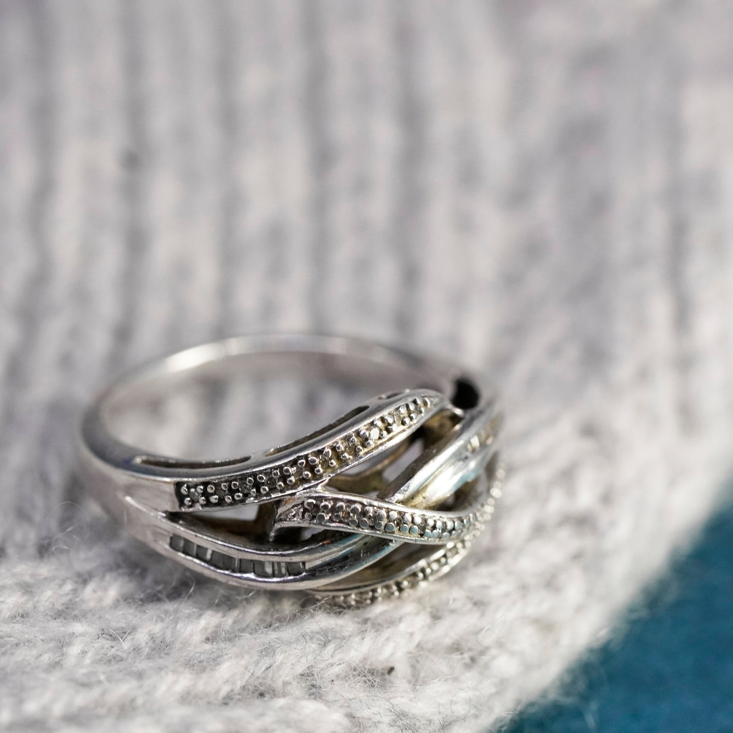 Size 7, vintage Sterling 925 silver entwined ring with genuine diamond