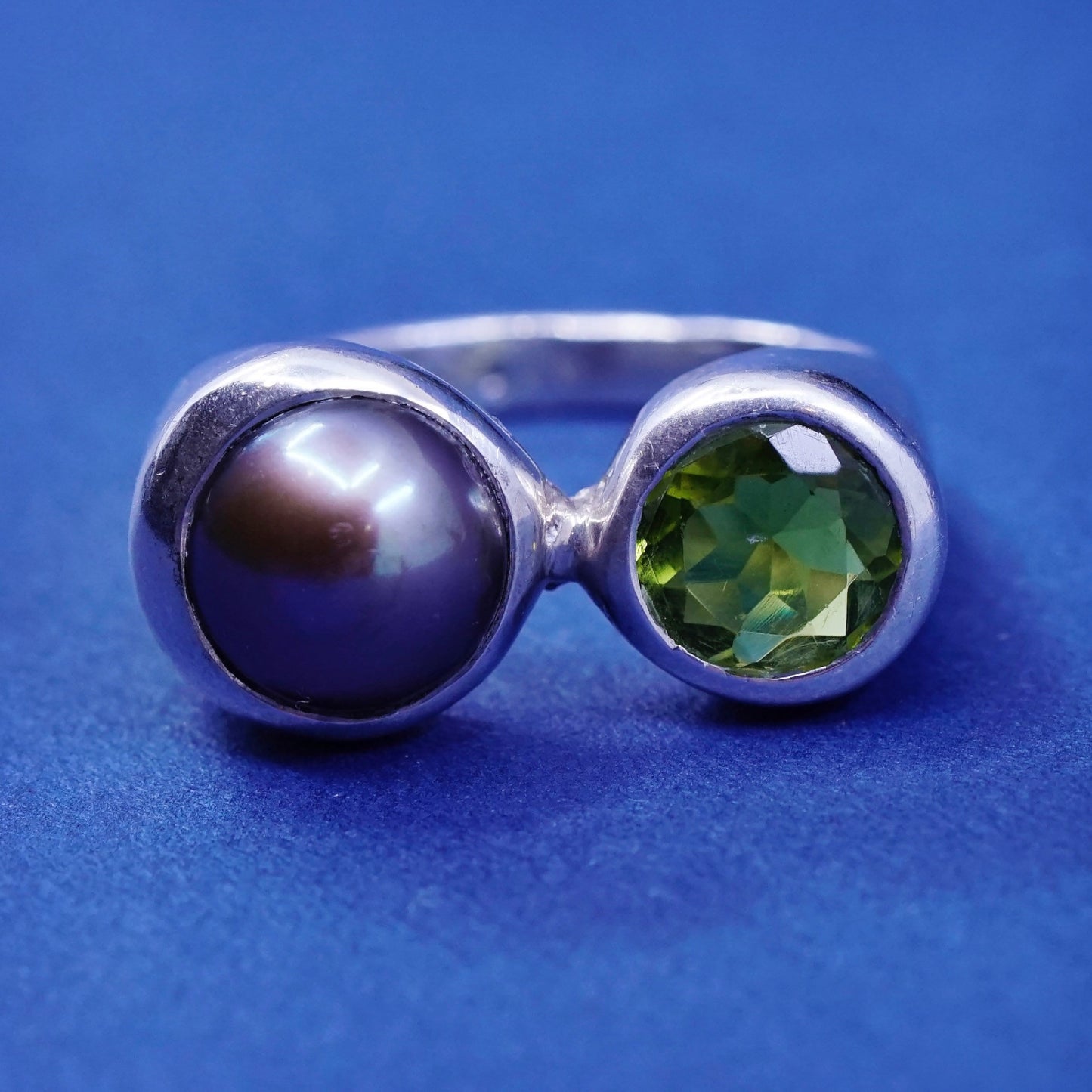 Size 7.5, vtg sterling silver handmade ring, 925 band with pearl and peridot