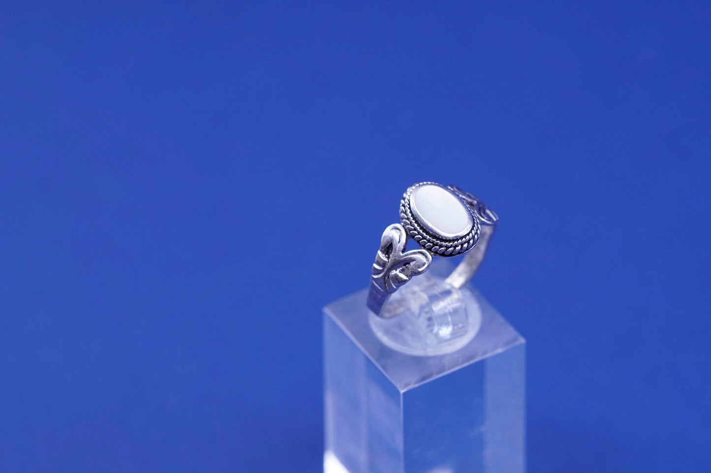 Size 7.5, vintage sterling 925 silver handmade ring with mother of pearl