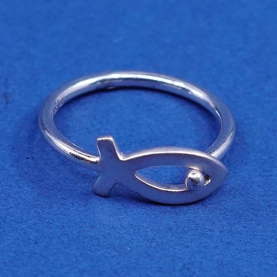 Size 4, vtg sterling silver handmade ring, 925 men’s band engraved fish