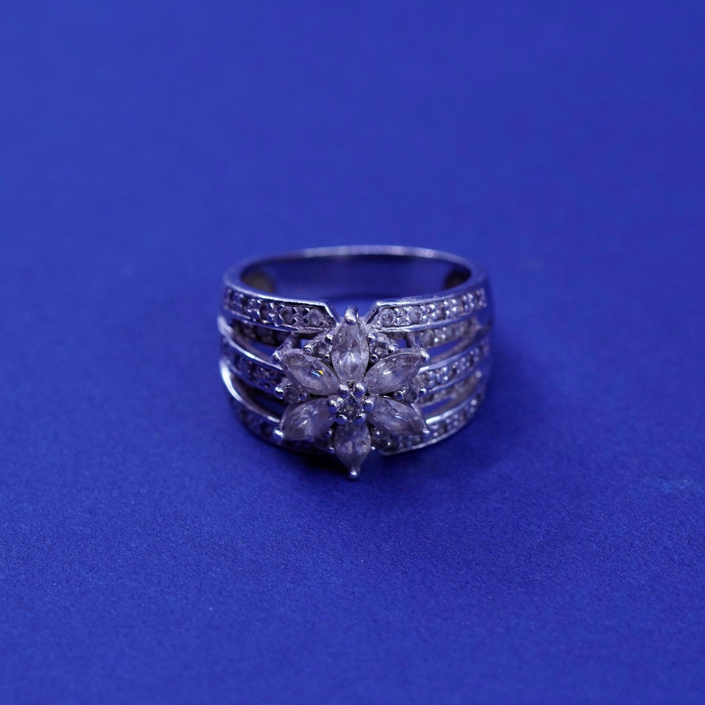 Size 5, vintage Sterling 925 silver snowflake flower ring w/ cluster Cz around