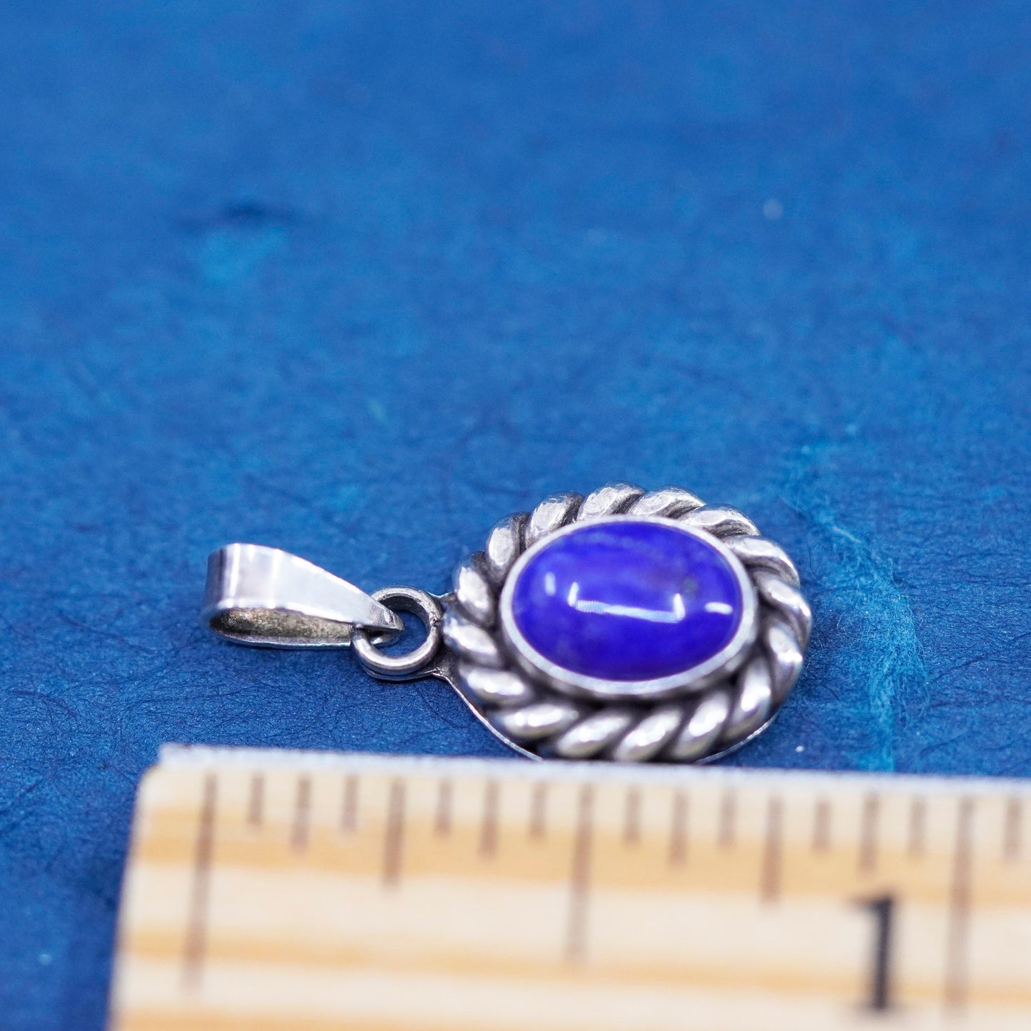 Vintage sterling 925 silver handmade pendant with oval lapis lazuli
